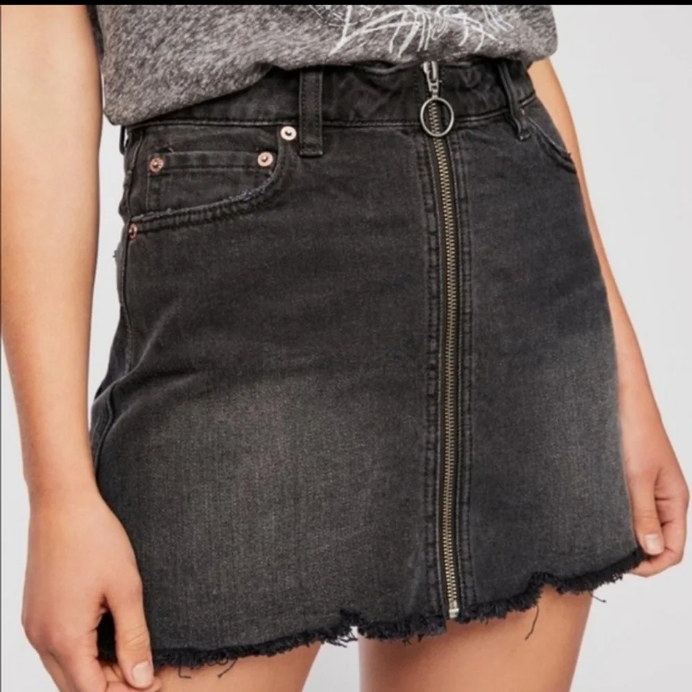 FREE PEOPLE ZIP HAVEN DISTRESSED RAW HEMLINE DEMIN SKIRT EUC SIZE 29 - Picture 8 of 12